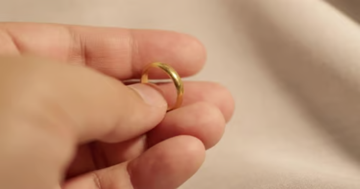 how to spot antique engagement rings