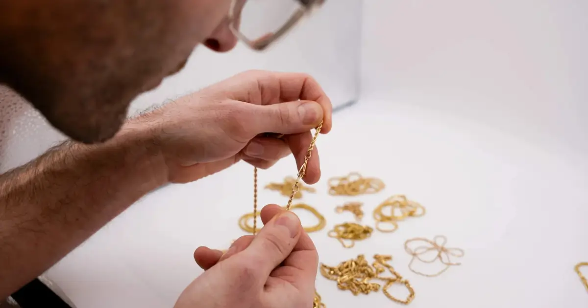 difference between trusted jewelry buyers and pawn shops
