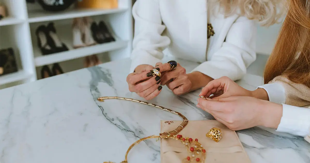 how to choose jewelry for different outfits
